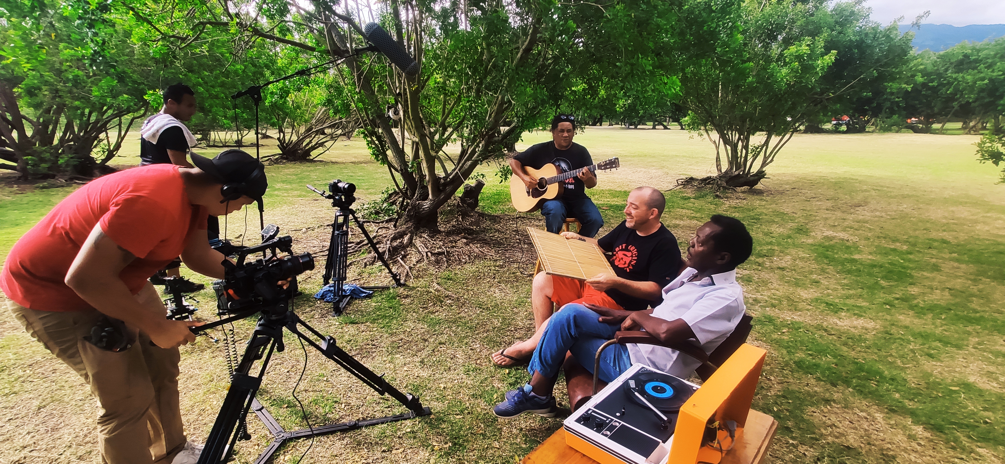 Réunion la 1ère en compagnie de Arno Bazin vous propose de sillonner les routes de La Réunion à la rencontre des piliers de la musique locale.