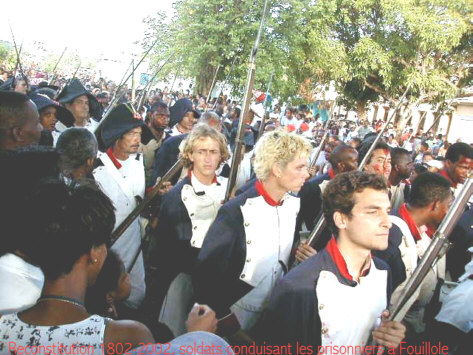 Soldats conduisant les prisonniers à Fouillole @pageguadeloupedépartemental