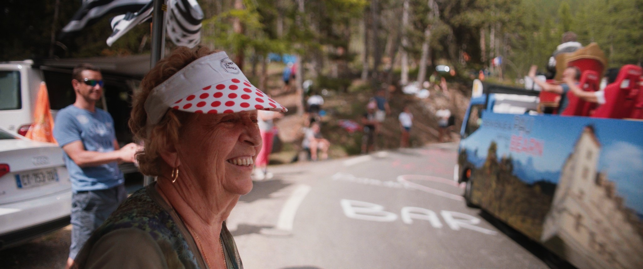 Sourire d'une supportrice du Tour de France