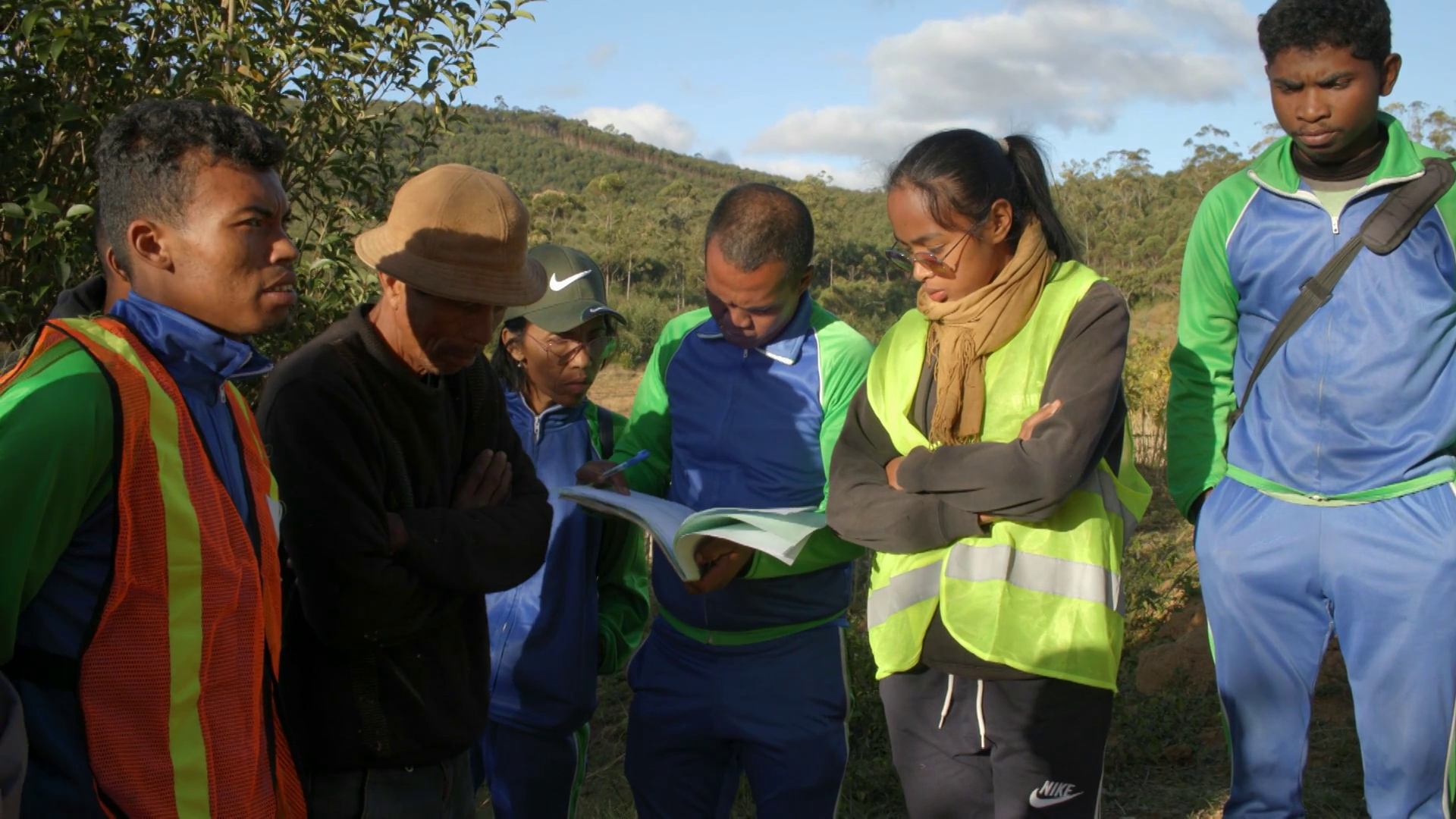 A Madagascar, au cœur de l’Océan Indien, la terre est sacrée. Pour assurer une volonté partagée de vivre ensemble, la population mesure l’importance de sécuriser ses terres par un droit de propriété. 