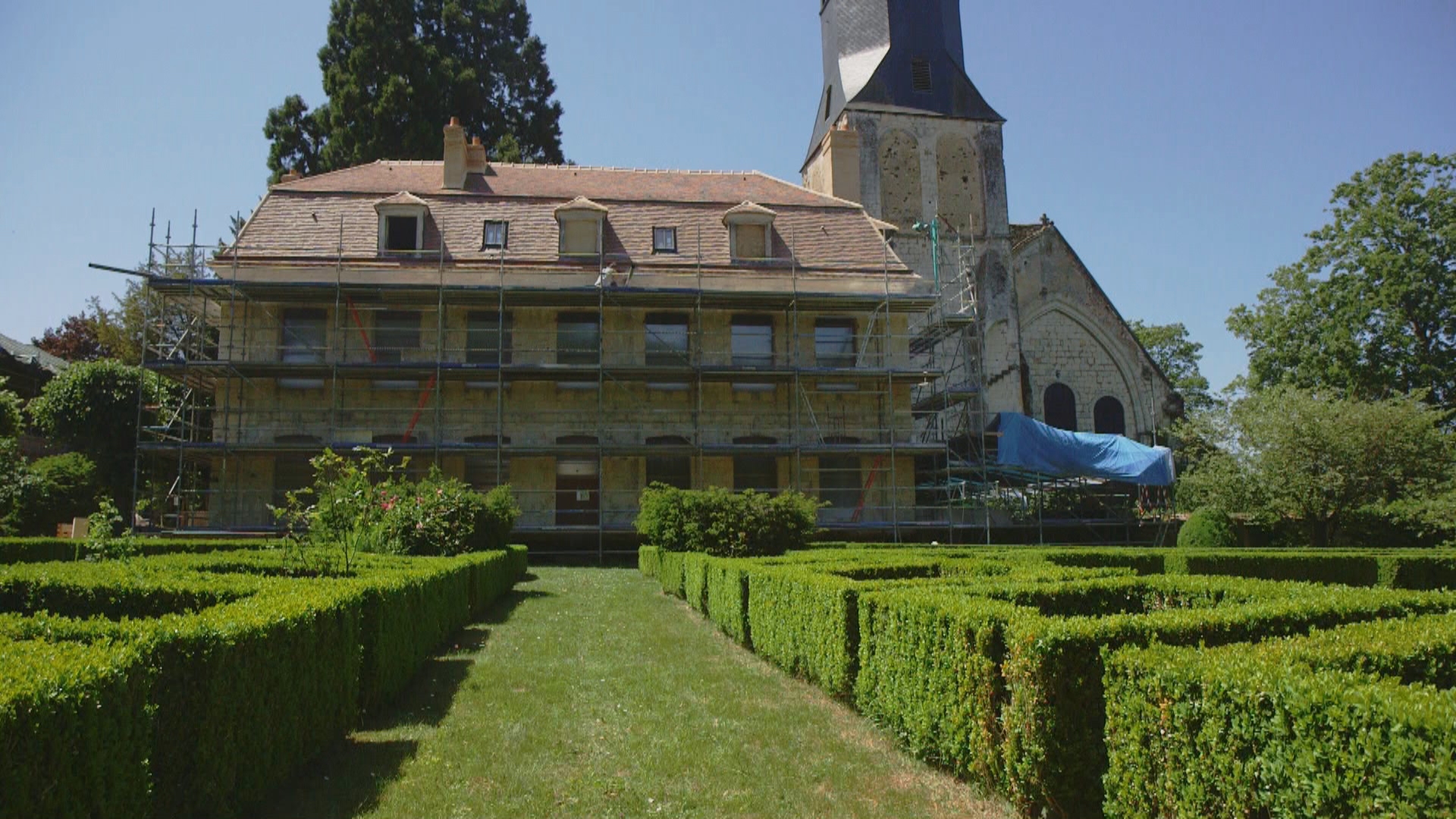 Le collège Royal et Militaire de Thiron-Gardais : La nouvelle vie de Stéphane Bern