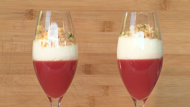 gaspacho de tomates et fraises à la mousse de fromage frais et crumble gruyère