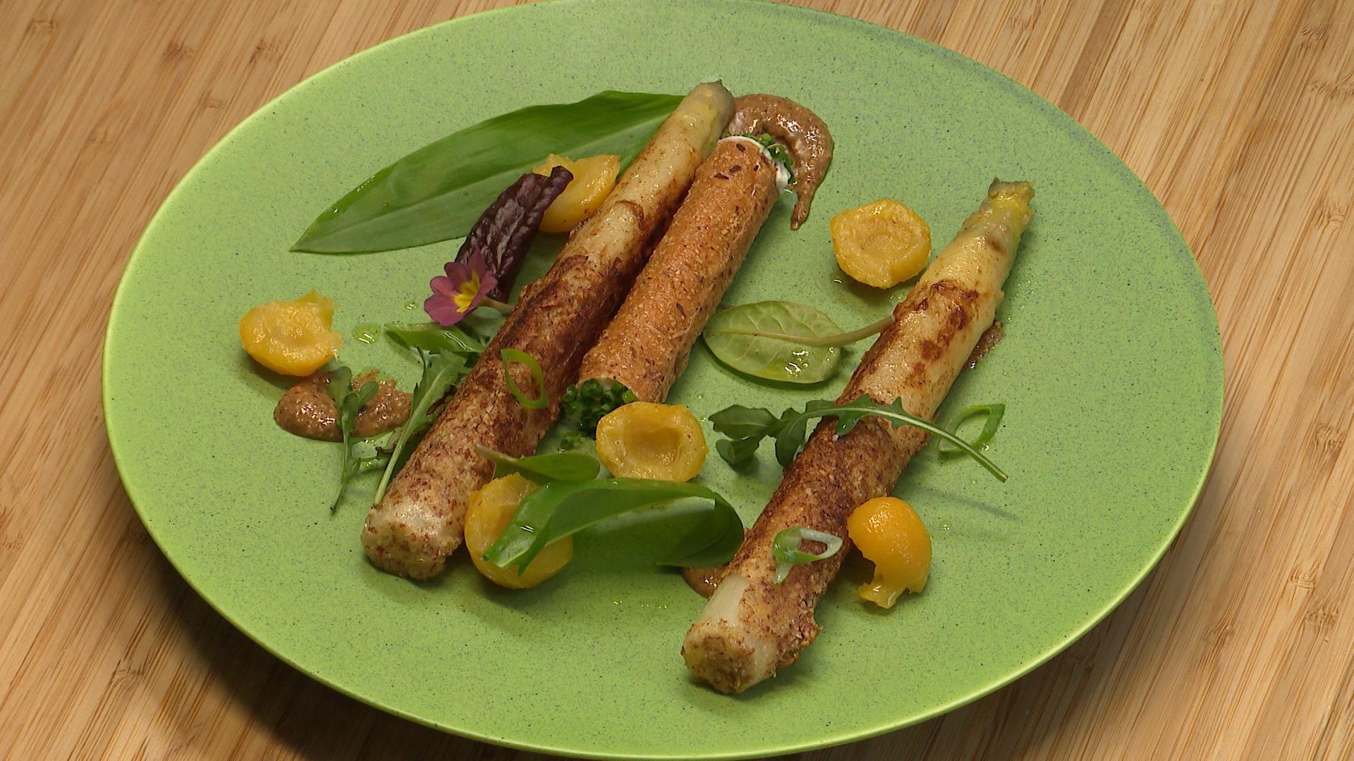 asperges panées à l'amande grise, croustillant au fromage blanc et mirabelles