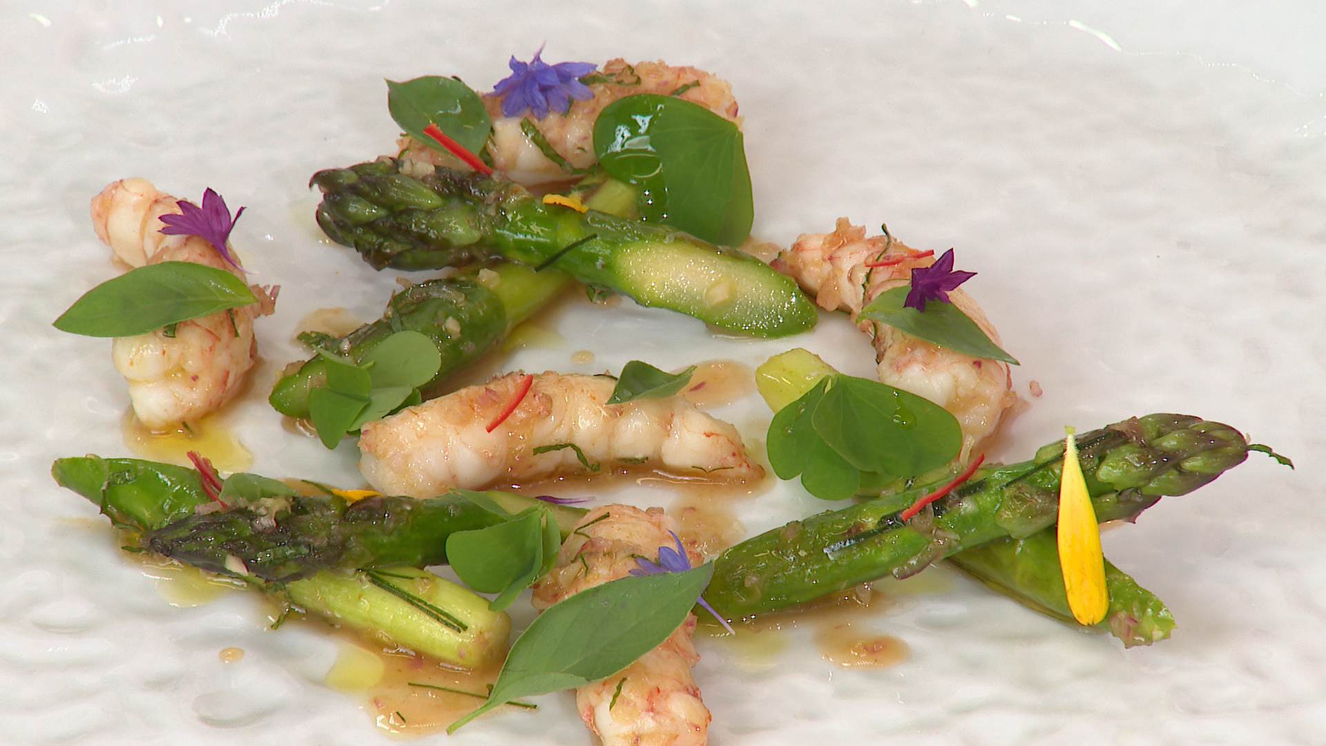 Langoustines épicées, piments et citronnelle, et asperges vertes