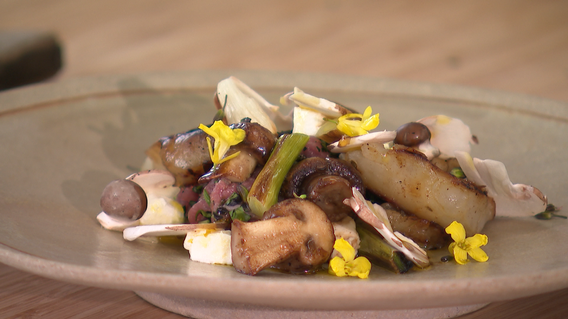 Salade de champignons cuits et crus et rosés des prés aux herbes sauvages