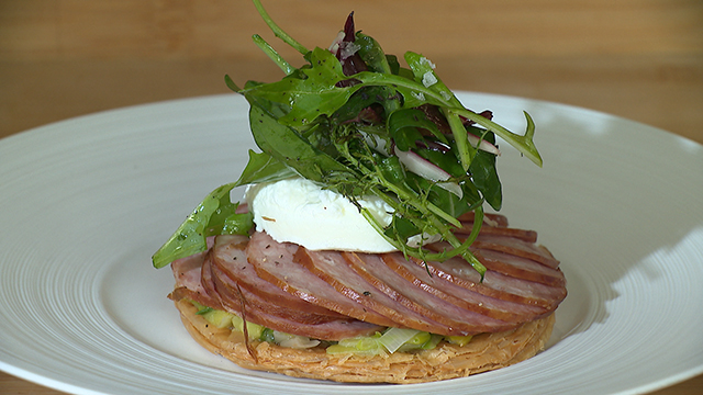 Tarte fine à la Morteau, étuvée de poireaux et œuf poché