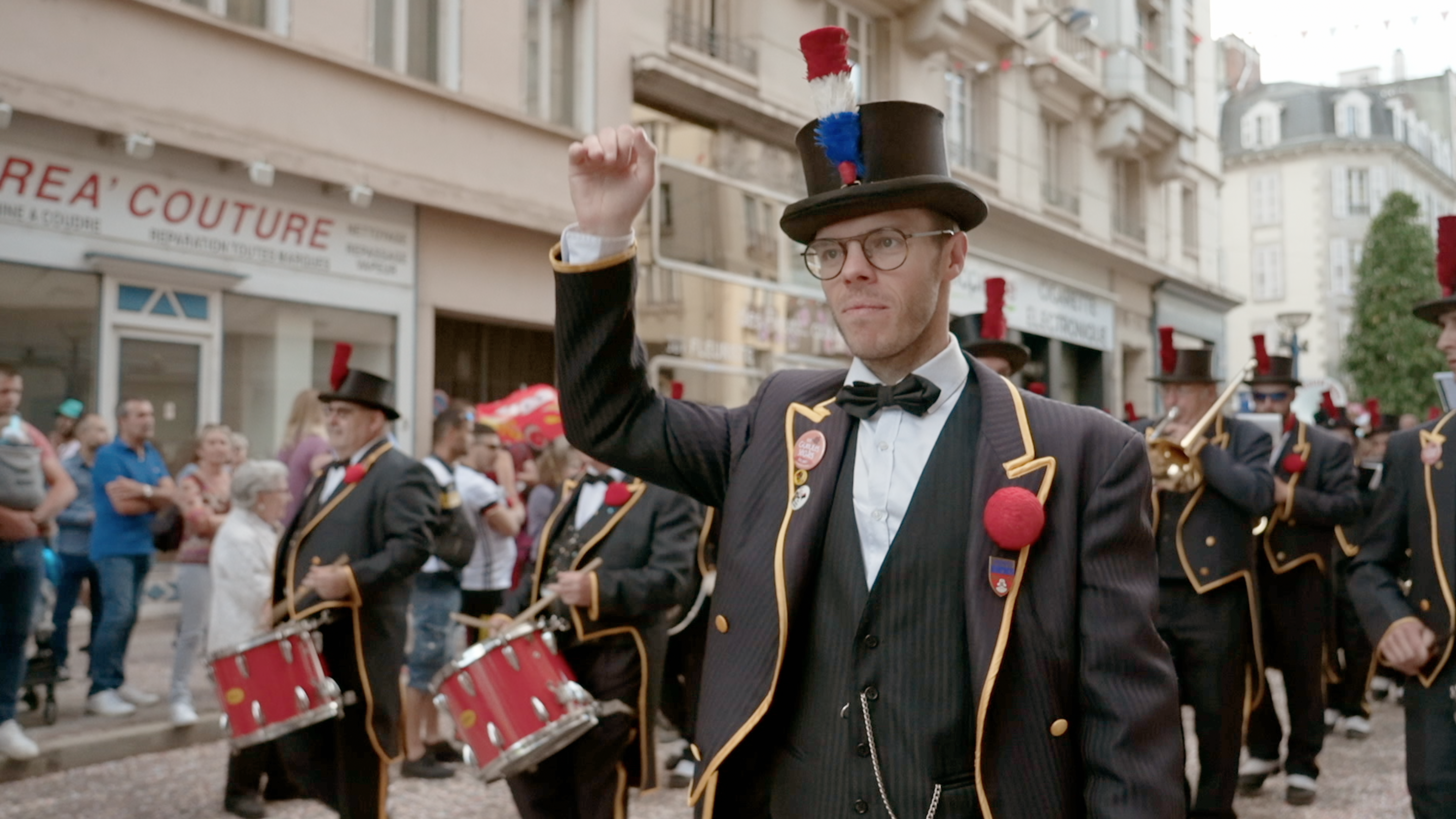 La fanfare des Gueules Sèches défilant à Limoges