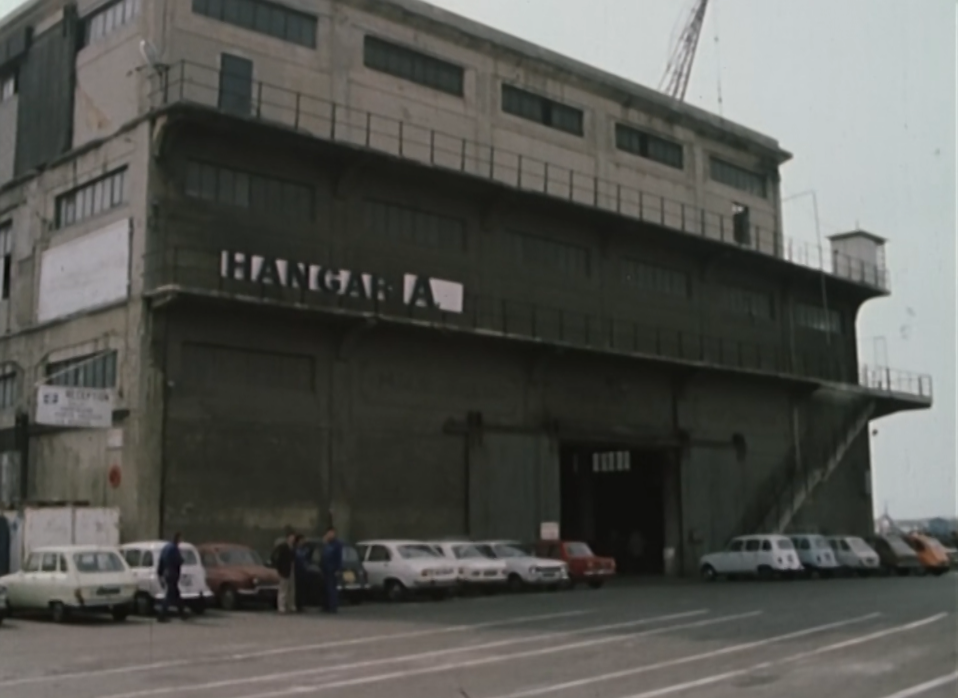 un hangar sur le port