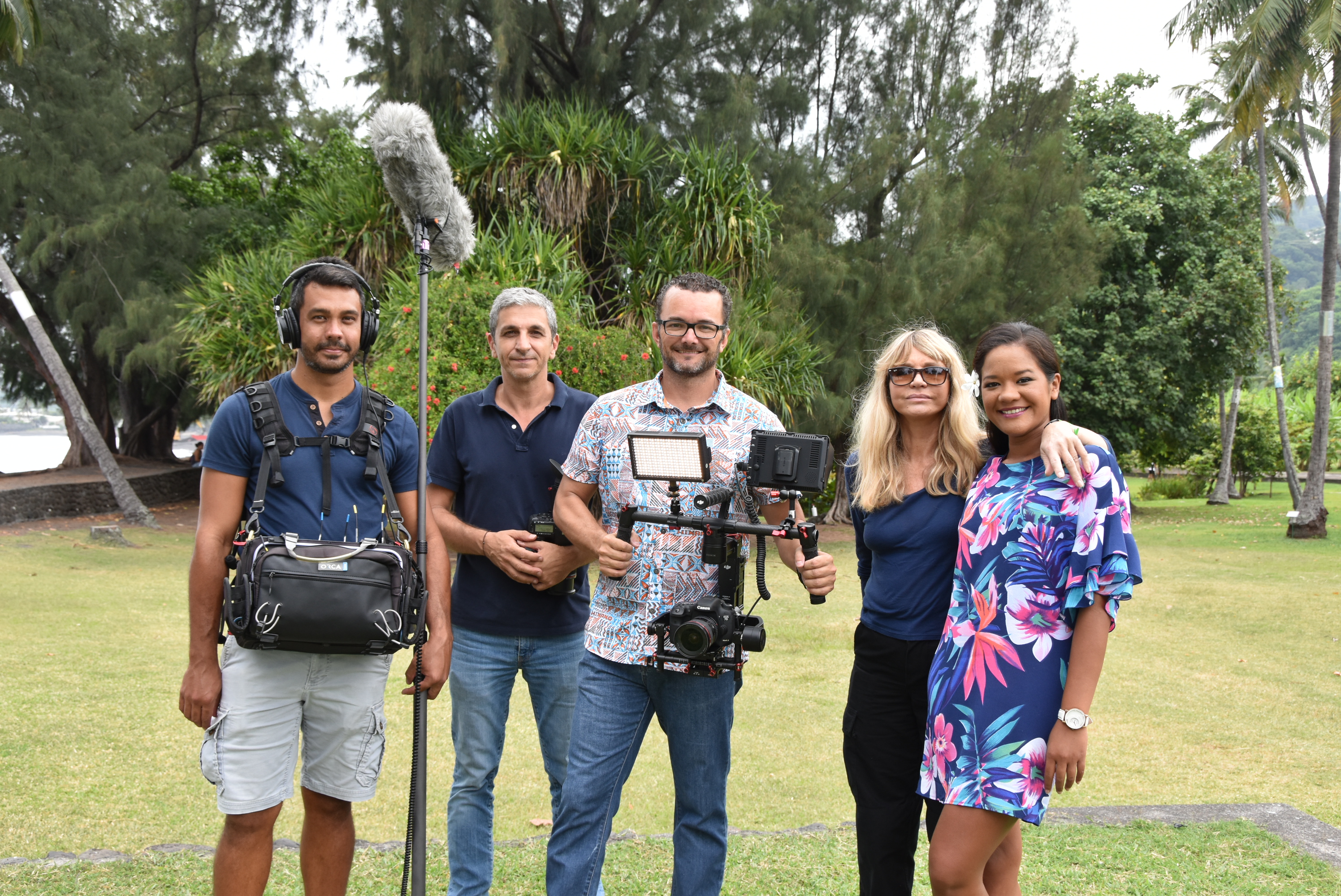 Aiata TARAHU, Catherine BARRY et l'équipe de tournage.