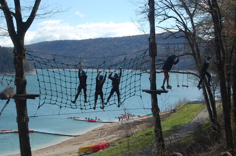 Enfants faisant de l'accrobranche