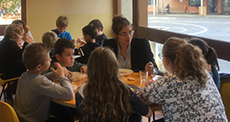 France et les enfants à la cantine de Mussidan