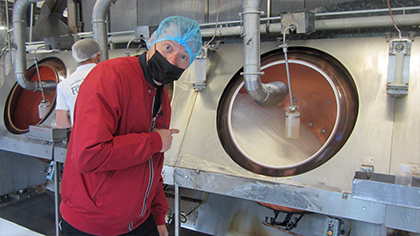 Guillaume à la fabrique des Anis de Flavigny