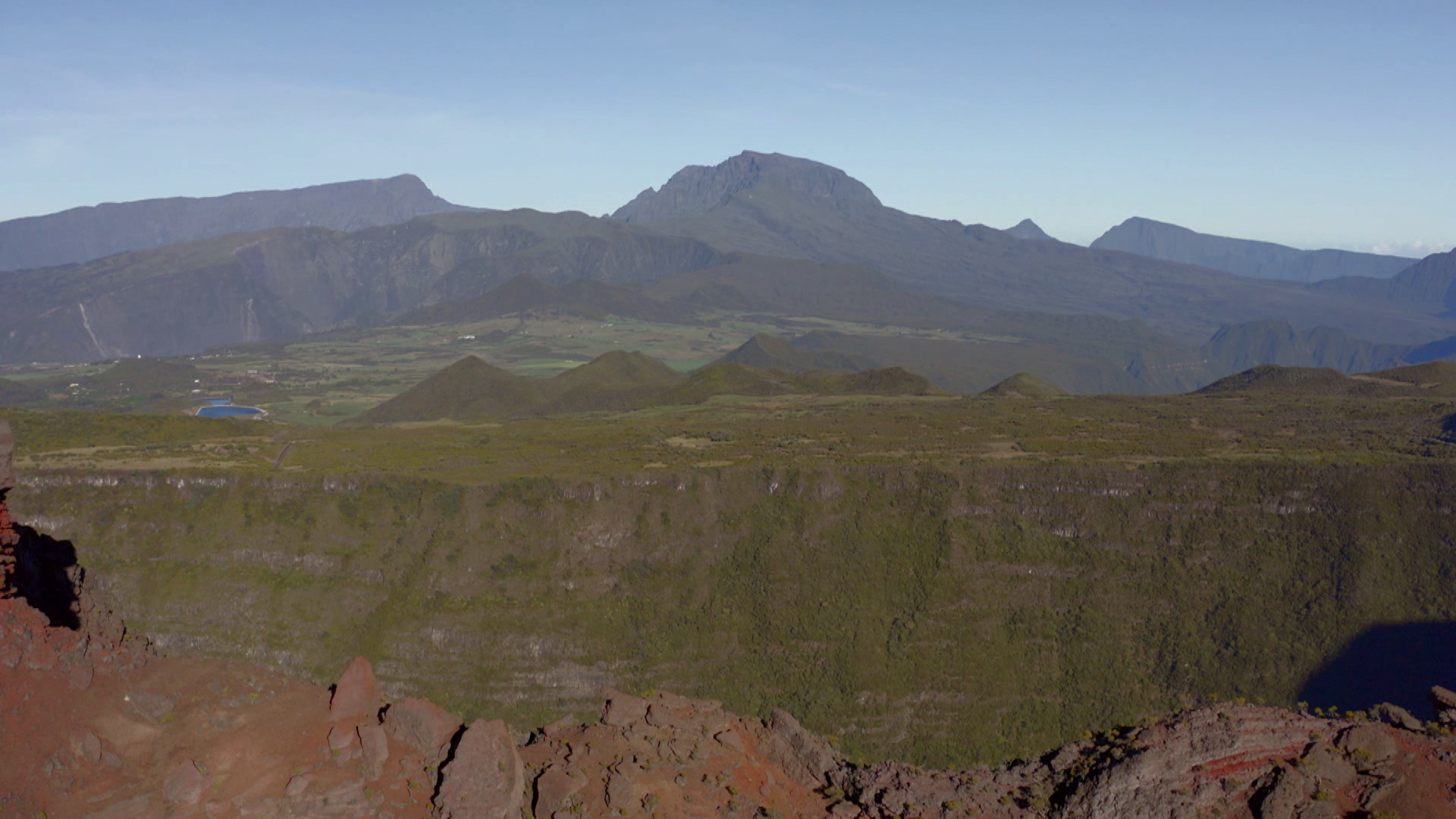 Dans la ferme de l'Îlot Paradis à La Réunion, Sandrine, Bruno et leur associé, Nicolas, pratiquent l’agroécologie en maraîchage et vergers.