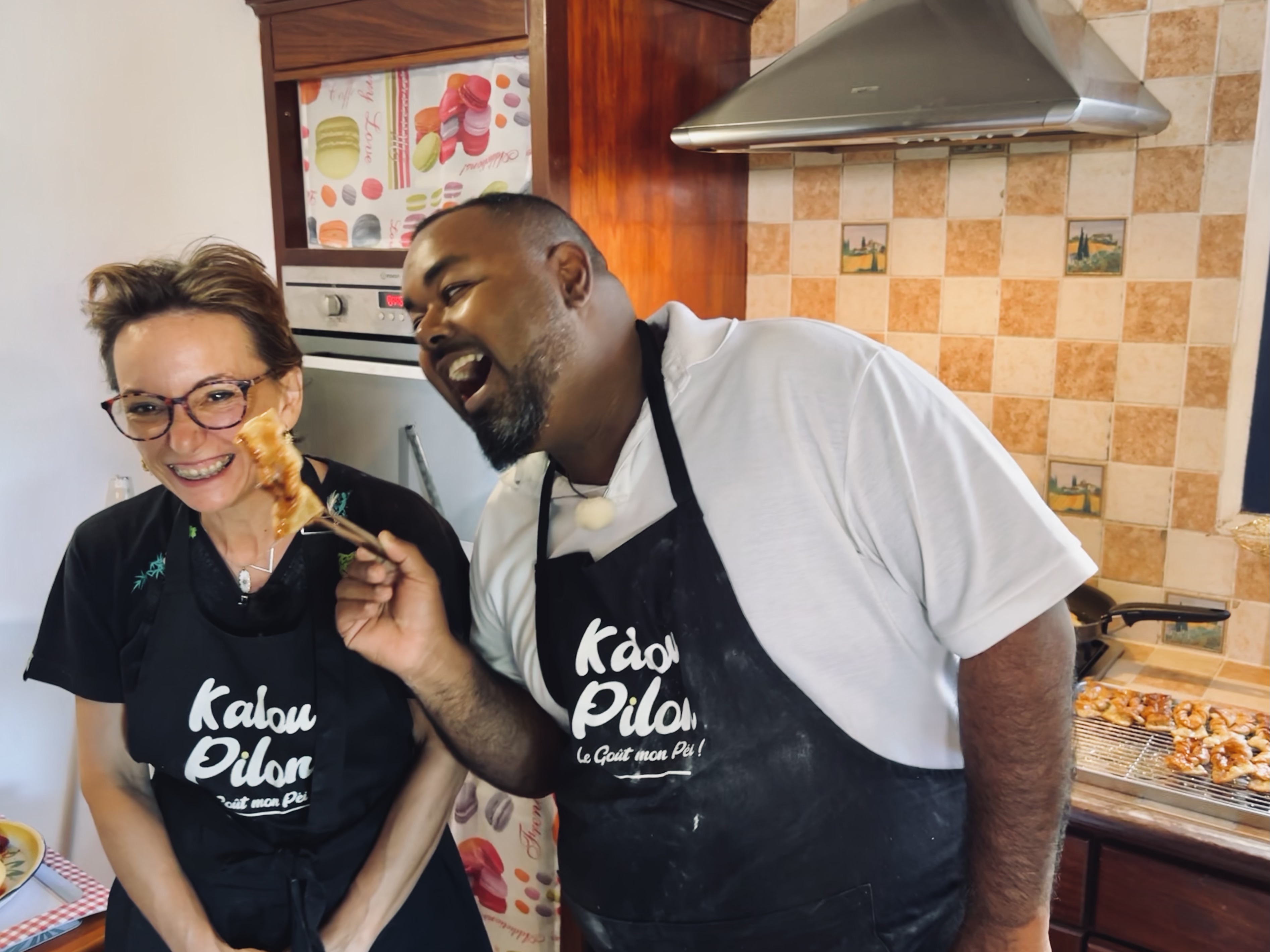 Pour cette troisième édition, Jacky et Olivier nous emmènent de nouveau découvrir le terroir de notre belle île. L’art de la table est alors un prétexte pour rencontrer ces amateurs passionnés de cuisine, leurs familles et échanger leurs délicieuses recettes. C’est sûr, cette émission vous mettra l’eau à la bouche ! Vous découvrirez de nouvelles recettes mais aussi une surprise, une participante chère au public réunionnais qui partagera sa table avec Kalou Pilon."