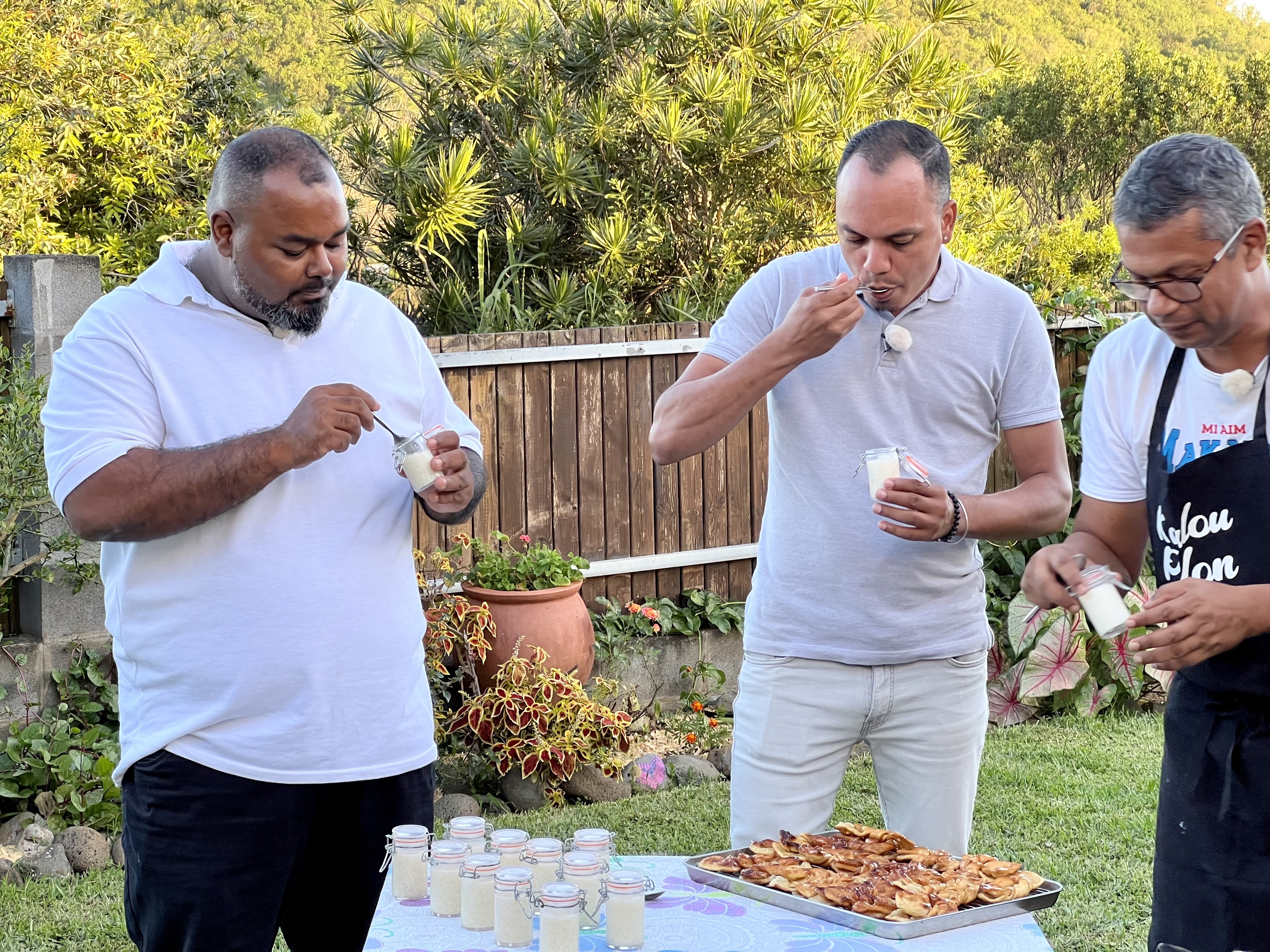  Pour cette troisième édition, Jacky et Olivier nous emmènent de nouveau découvrir le terroir de notre belle île. L’art de la table est alors un prétexte pour rencontrer ces amateurs passionnés de cuisine, leurs familles et échanger leurs délicieuses recettes. C’est sûr, cette émission vous mettra l’eau à la bouche ! Vous découvrirez de nouvelles recettes mais aussi une surprise, une participante chère au public réunionnais qui partagera sa table avec Kalou Pilon."