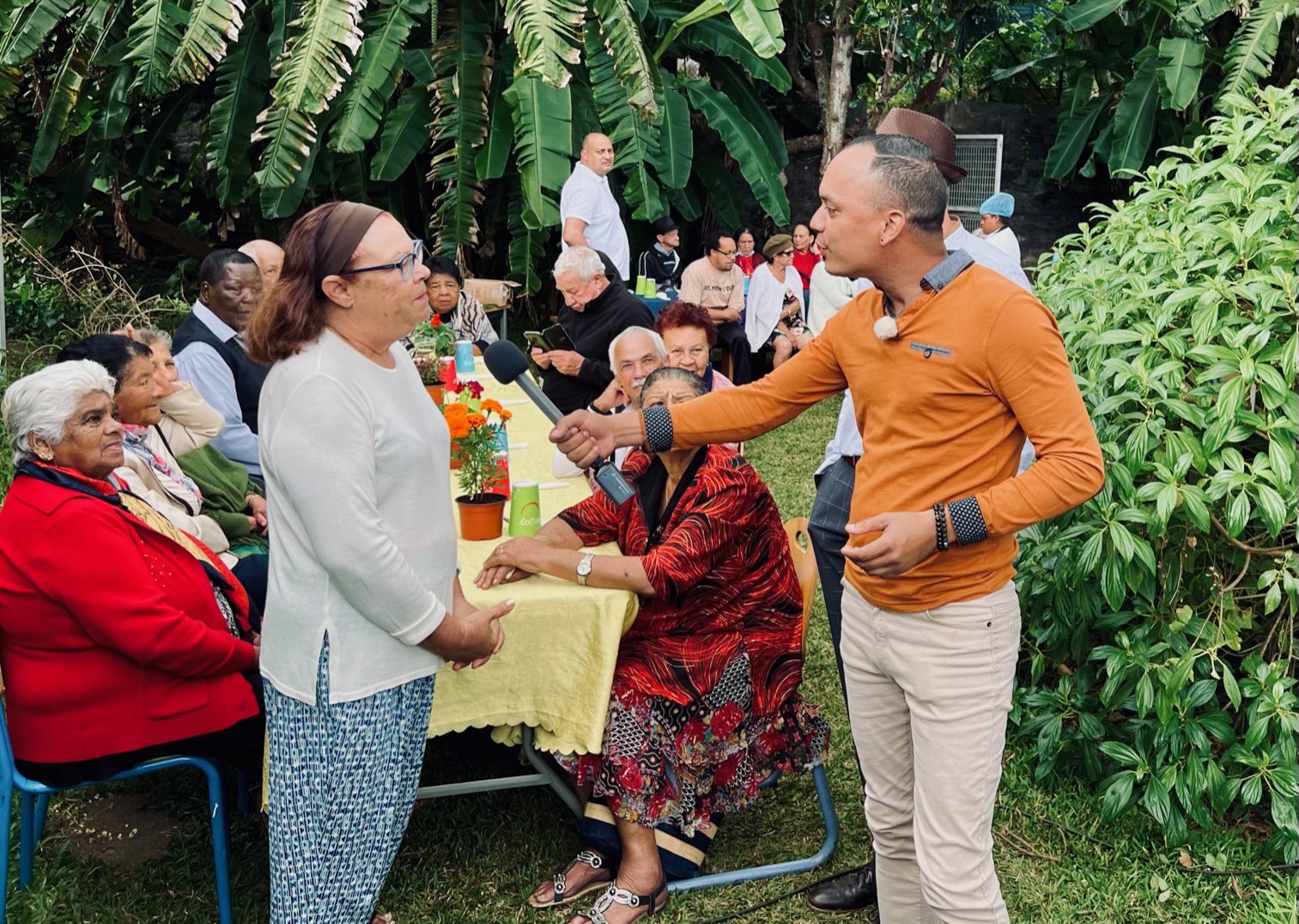  Pour cette troisième édition, Jacky et Olivier nous emmènent de nouveau découvrir le terroir de notre belle île. L’art de la table est alors un prétexte pour rencontrer ces amateurs passionnés de cuisine, leurs familles et échanger leurs délicieuses recettes. C’est sûr, cette émission vous mettra l’eau à la bouche ! Vous découvrirez de nouvelles recettes mais aussi une surprise, une participante chère au public réunionnais qui partagera sa table avec Kalou Pilon."