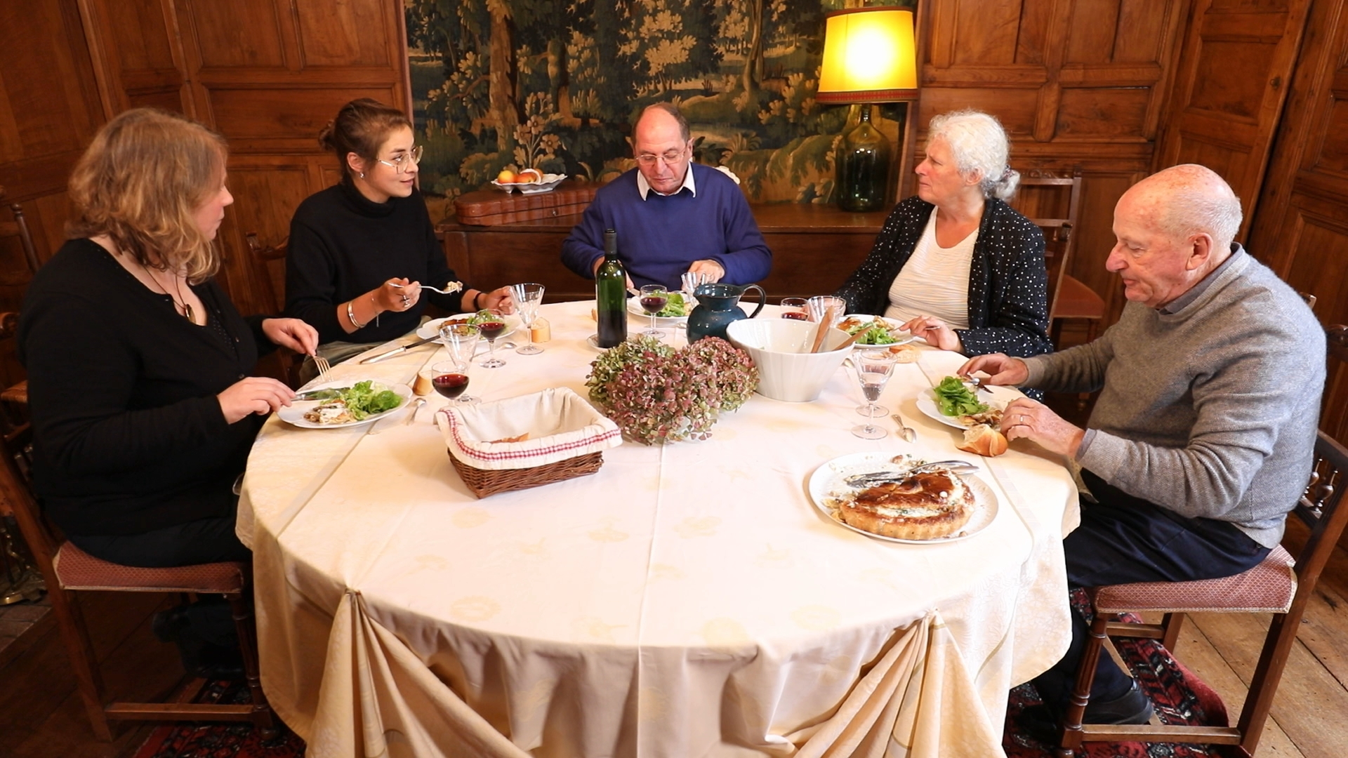 A table, pour déguster la tourte aux cèpes 