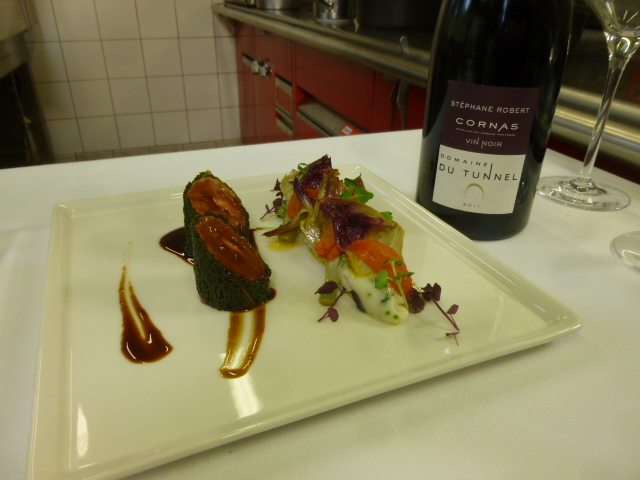 Filet de pigeonneau de farci aux abattis, Jus réduit au vieux vinaigre de Xérès, Purée de pomme de terre aux herbes et petit artichaut violet