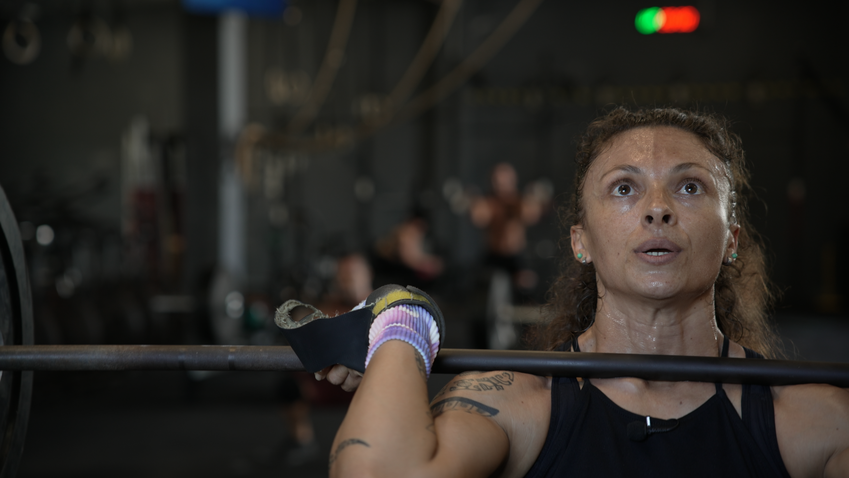 Trois générations de femmes sur l'île de la Réunion repoussent les limites de la force physique. Daisy (60 ans), Stéphanie (40 ans) et Loane (20 ans) excellent dans l'haltérophilie, la force athlétique, et le crossfit, chacune à leur manière. 