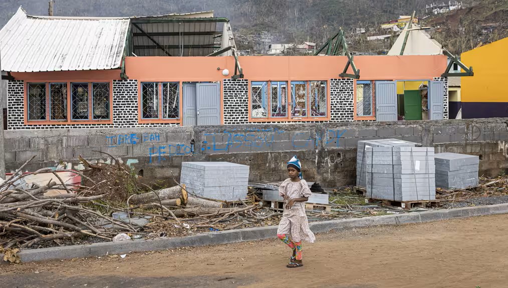 Un peu plus d’un mois après le passage du cyclone Chido, comment la vie reprend-t-elle à Mayotte? Comment la population se remet-elle de la pire catastrophe vécue par l’archipel depuis près de cent ans?  Nous sommes allés à la rencontre d’hommes et de femmes, encore choqués, parfois traumatisés. Nous nous sommes rendus dans les bidonvilles où la population, parfois, n’a toujours reçu aucun soin. Et dans les écoles, où les cours ont enfin repris.   Un grand reportage réalisé et présenté conjointement par Anastasia LAGUERA et Jean-Marc Collienne pour Mayotte, la 1ére et Réunion La 1ère