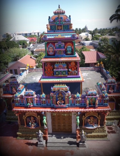 Le 12 avril, dans les conditions du direct, Réunion la 1ère a posé ses caméras pour vous faire vivre la cérémonie religieuse donnée à l’occasion cette nouvelle année 5123 au temple Tamoul Shri Maha Badra Karli à la Ravine Blanche à Saint-Pierre qui est l'un des plus beaux de l'île. Construit en 1972 et restauré en 1988, cet édifice est dédié à la déesse Karli.