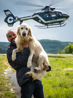 Franck et Muffin devant un hélicoptère