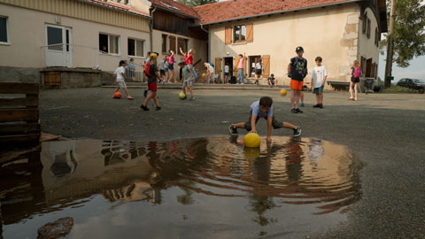 Enfants jouant au ballon