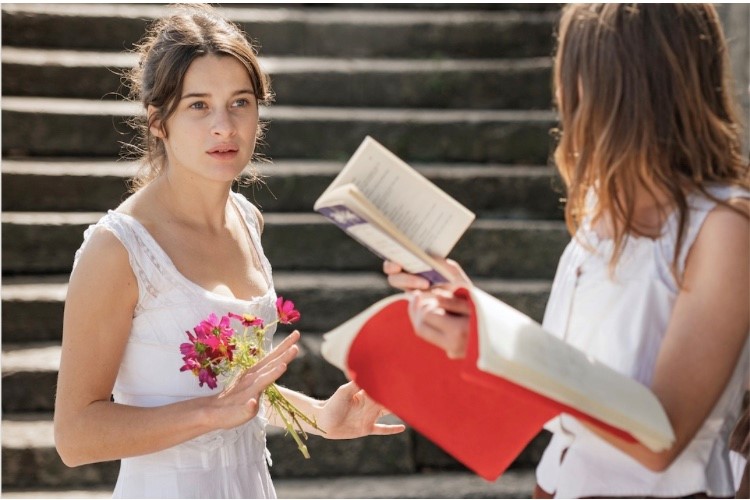 Une jeune fille qui va bien