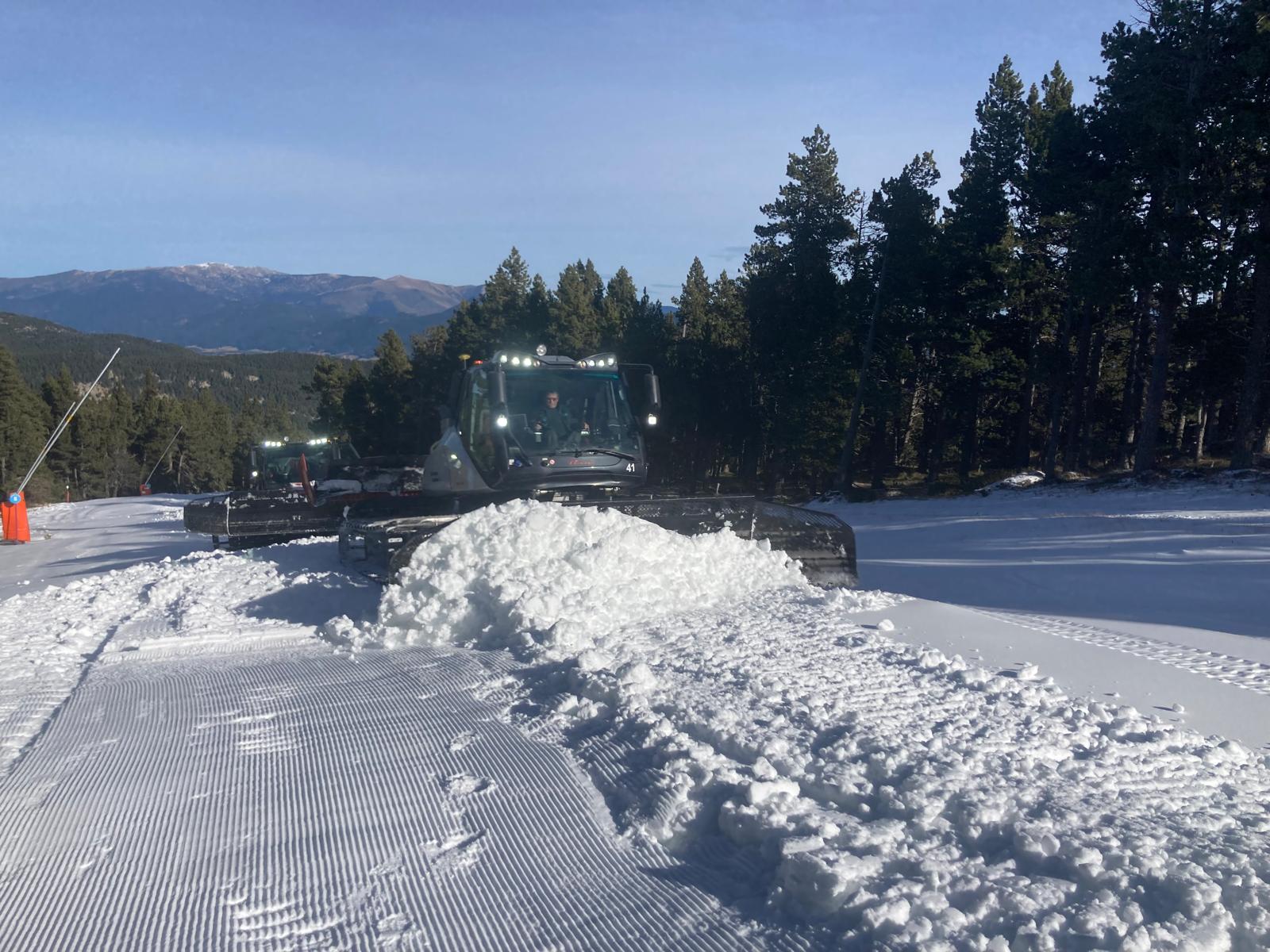 Dameuse sur une piste de Font-Romeu le 5 décembre 2024