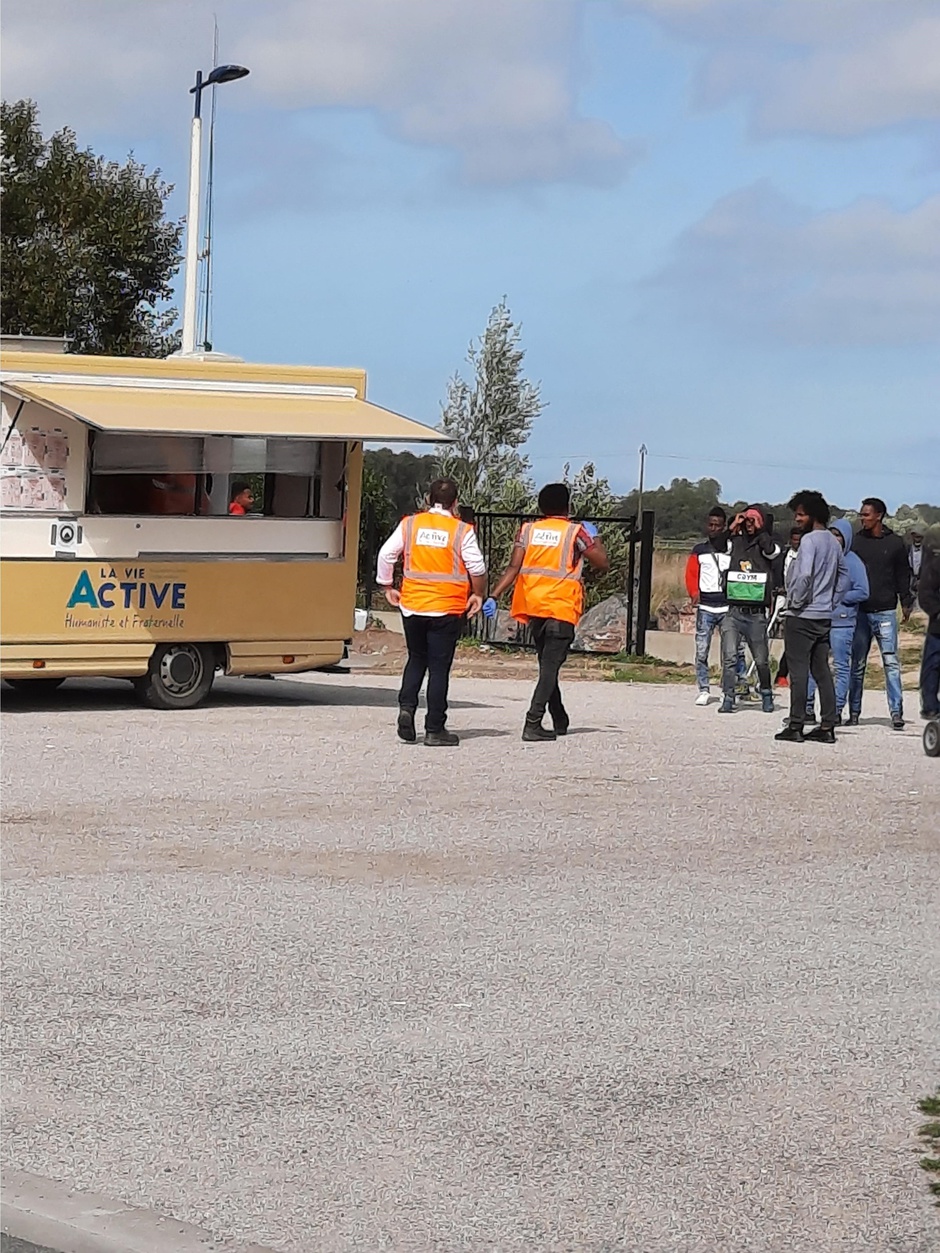 distribution de repas aux migrants par l'association La Vie Active