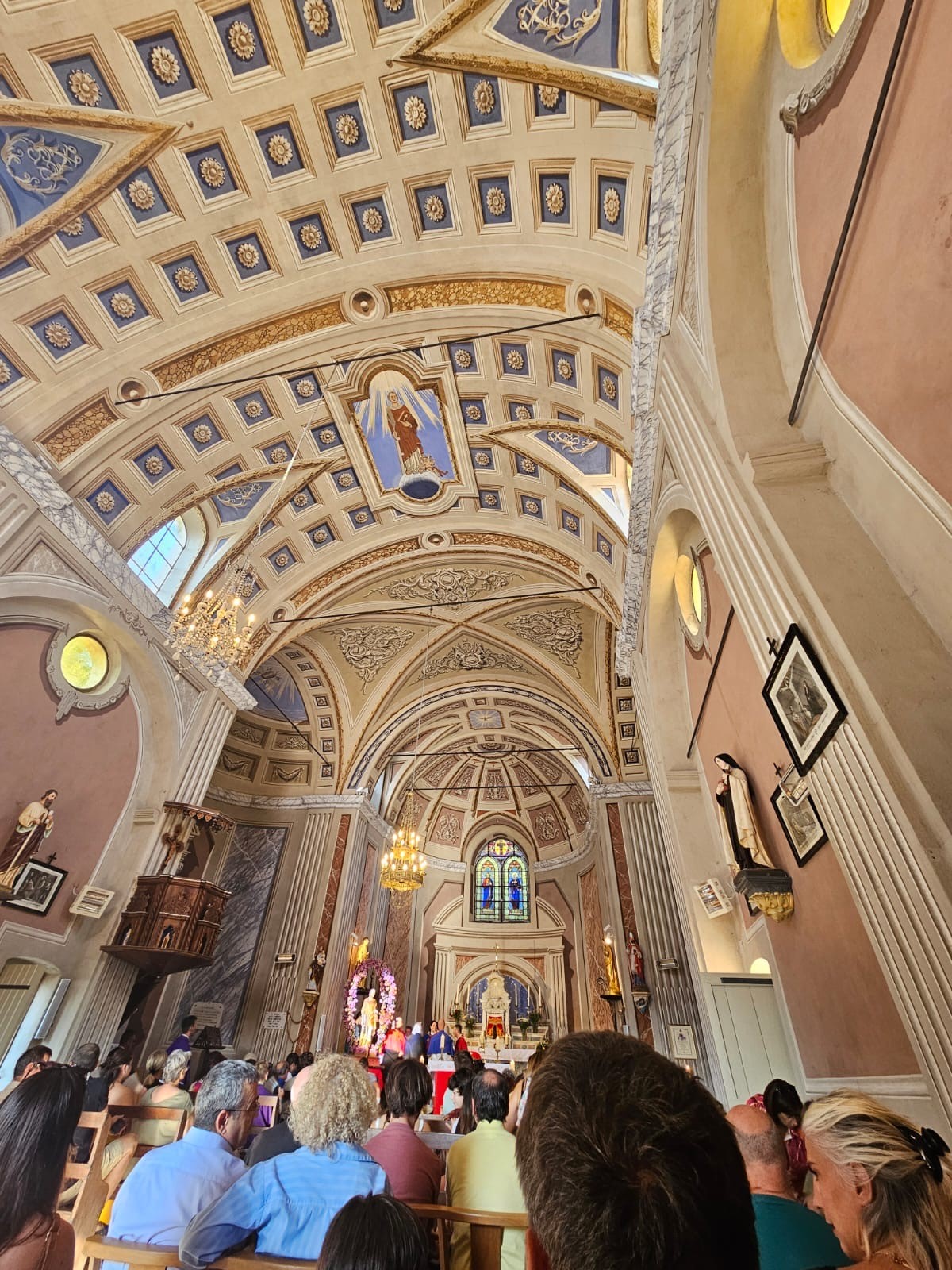 Lea messe de Noël en direct de Peri