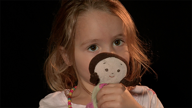 enfant avec un doudou