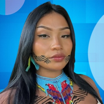 Une image contenant Visage humain, personne, Accessoire de mode, collier

Description générée automatiquement