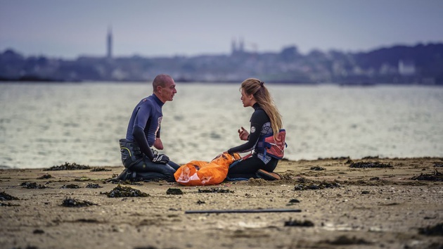 Marine Barnérias et Chris Ballois sur une plage de Carantec, après une leçon de kitesurf / © DR