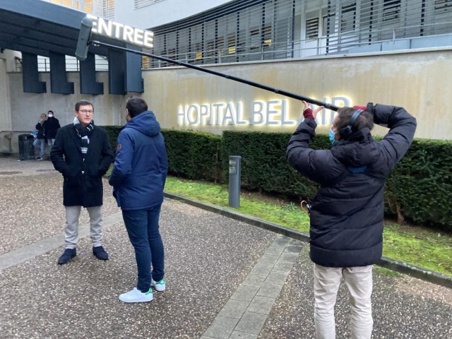 ITW devant l'hôpital