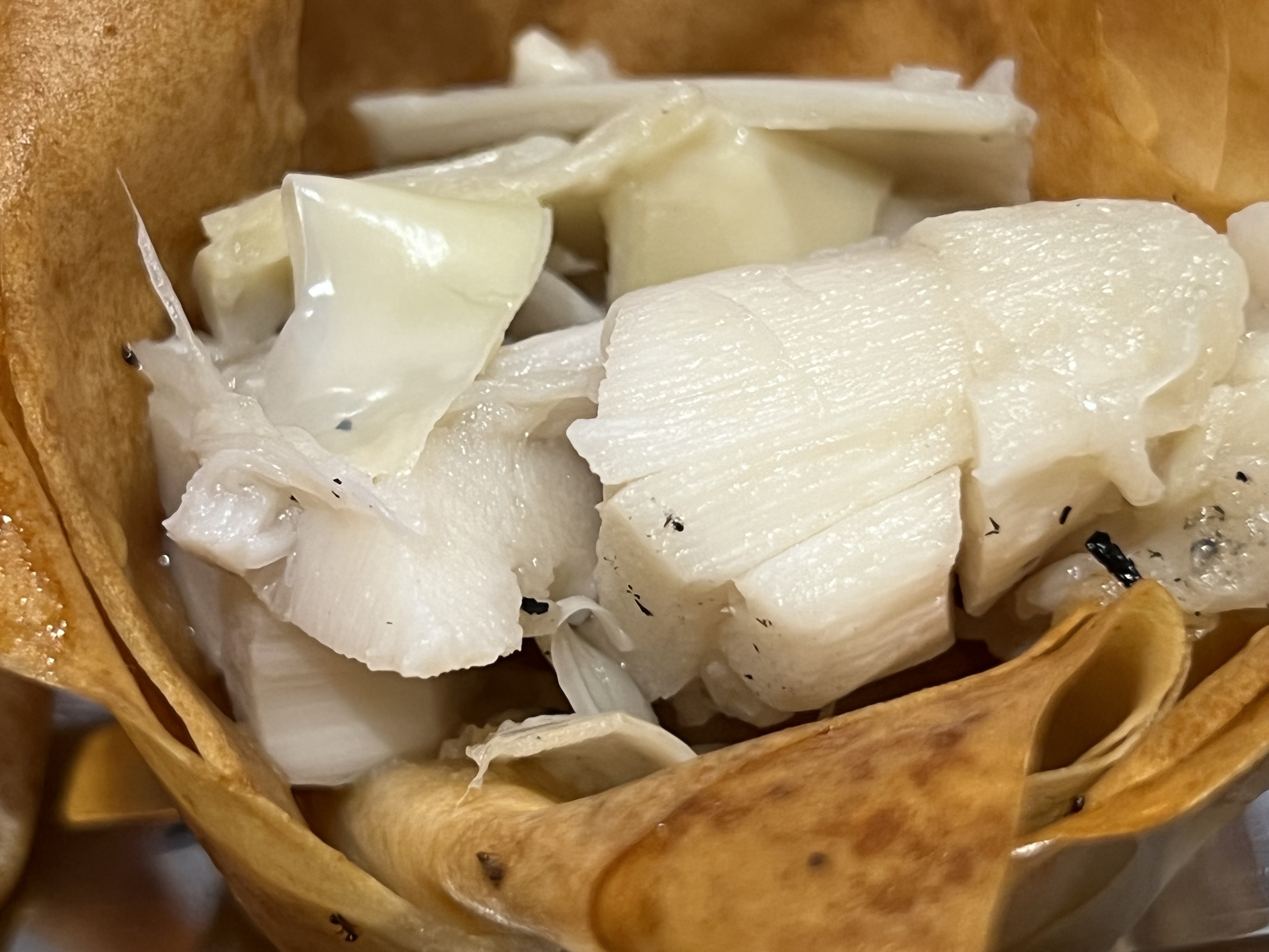 Pour cette troisième édition, Jacky et Olivier nous emmènent de nouveau découvrir le terroir de notre belle île. L’art de la table est alors un prétexte pour rencontrer ces amateurs passionnés de cuisine, leurs familles et échanger leurs délicieuses recettes. C’est sûr, cette émission vous mettra l’eau à la bouche ! Vous découvrirez de nouvelles recettes mais aussi une surprise, une participante chère au public réunionnais qui partagera sa table avec Kalou Pilon."