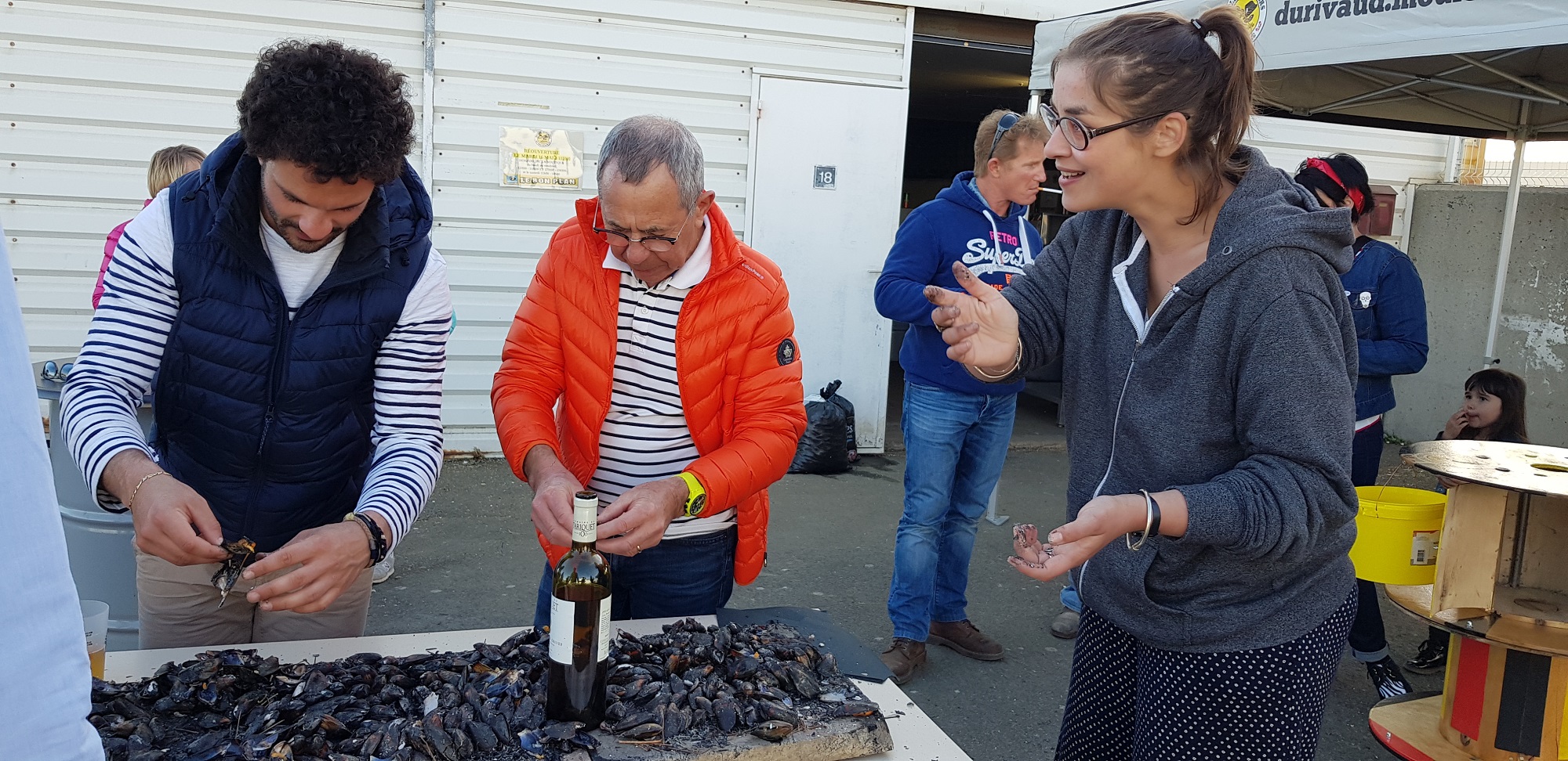 Dégustation de l'éclade sur le port 