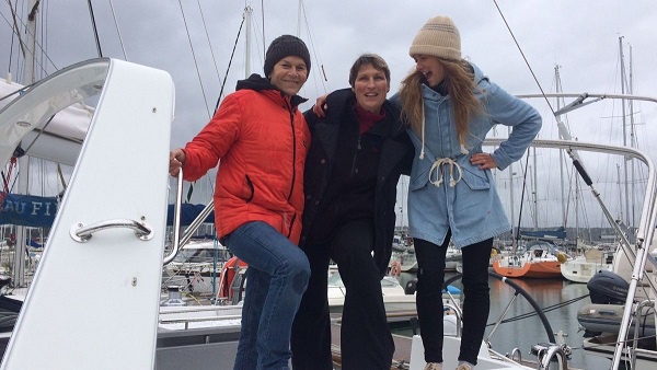 l'aventurière Anne Quéméré et son amie navigatrice Anne Liardet au côté de Marine.