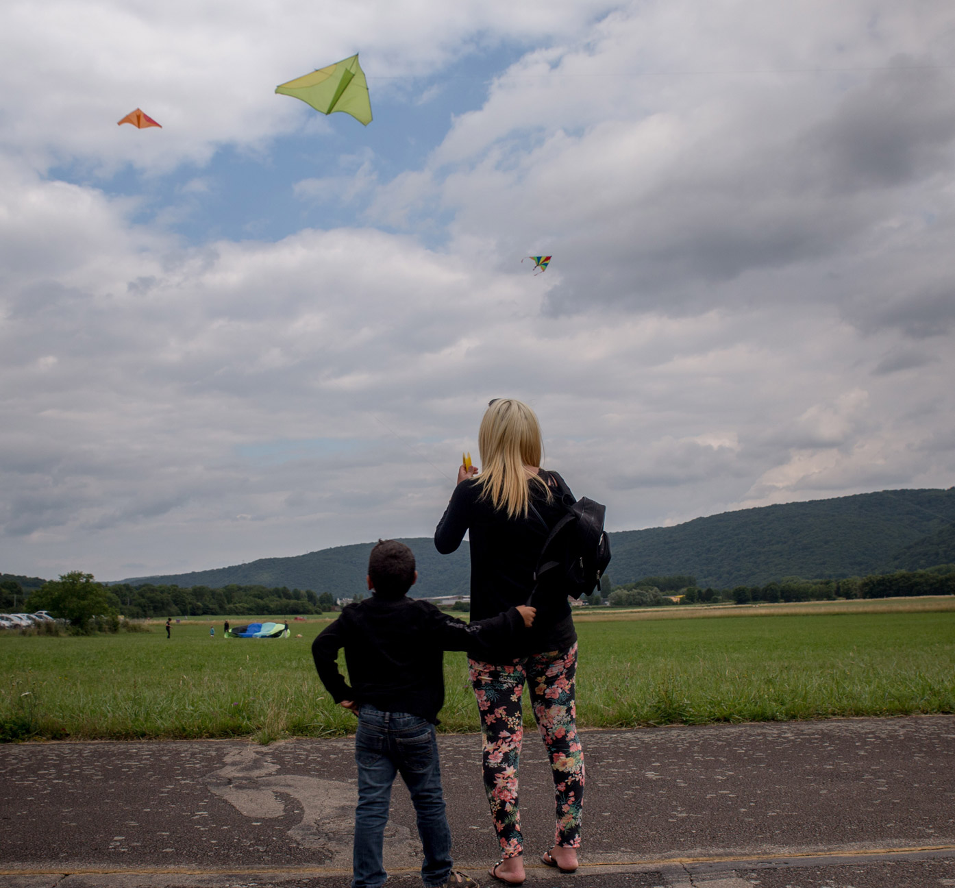 sous mon sourire - mère et fils avec cerfs volants