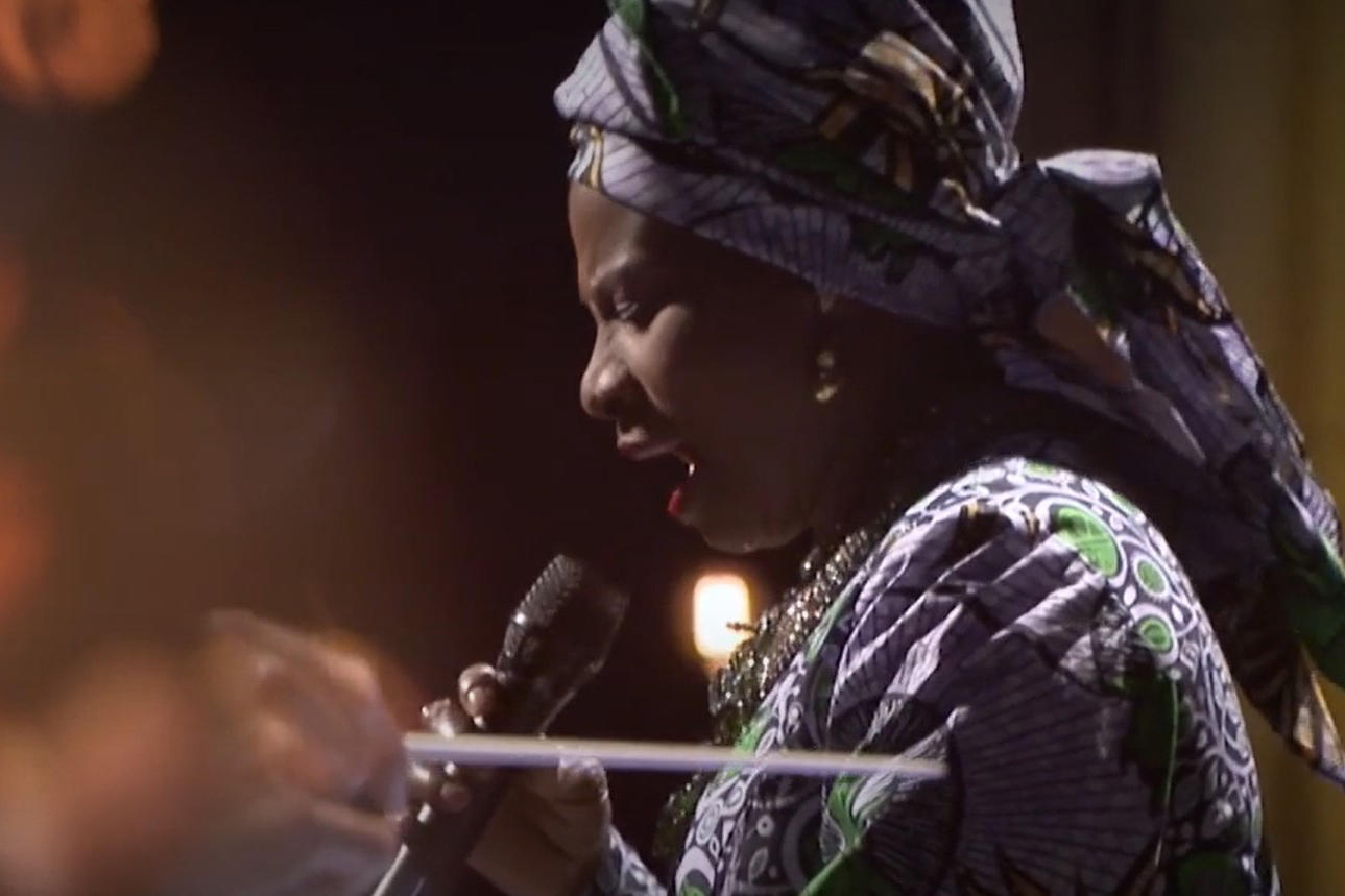 ANGELIQUE KIDJO EN CONCERT A LA BASILIQUE SAINT DENIS © FTV