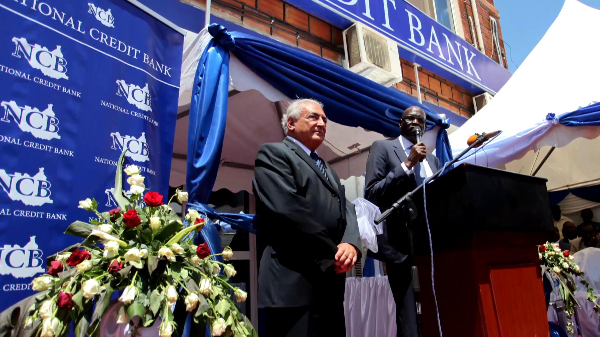 Dominique Strauss Kahn devant la National Credit Bank au Sud Soudan © Hez Holland