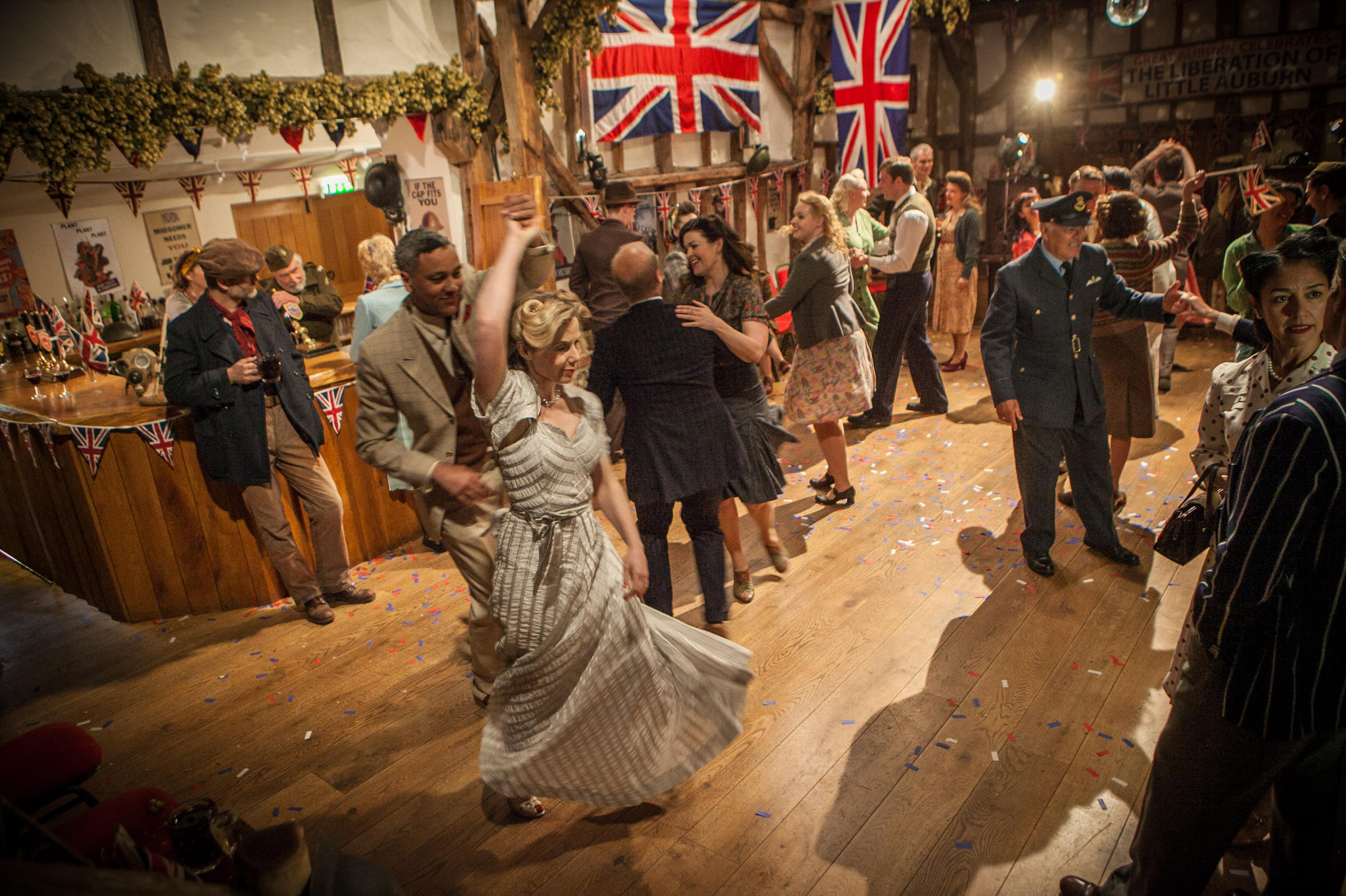 Photo d'un bal, en tenue des années 40