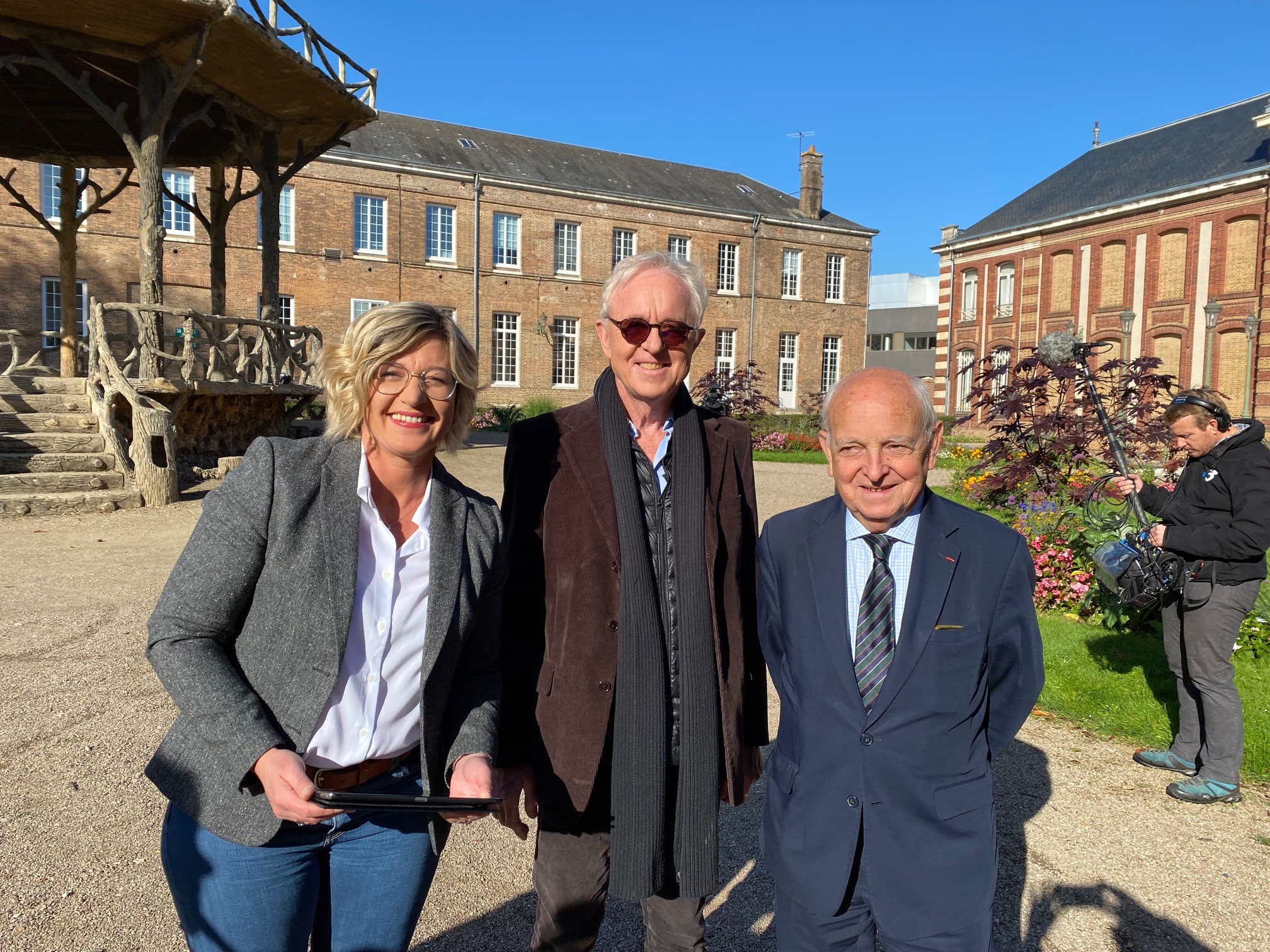 De gauche à droite : Emilie Leconte, Jean-Charles Houel, ancien rédacteur en chef de la Dépêche de Louviers et François Loncle, vice président du conseil de l'institut Pierre Mendès France