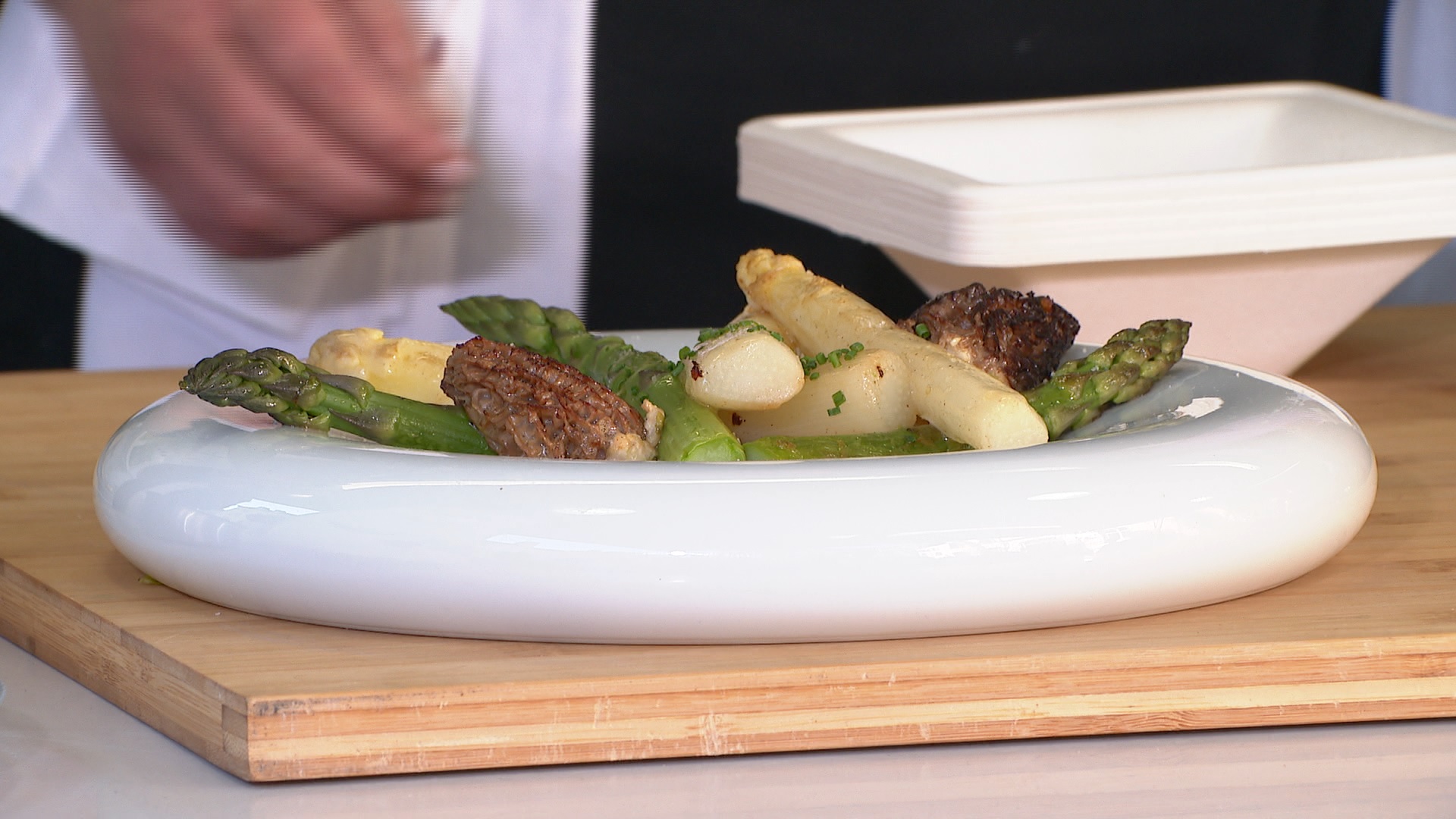 duo d'asperges, morilles farcies et sauce poulette