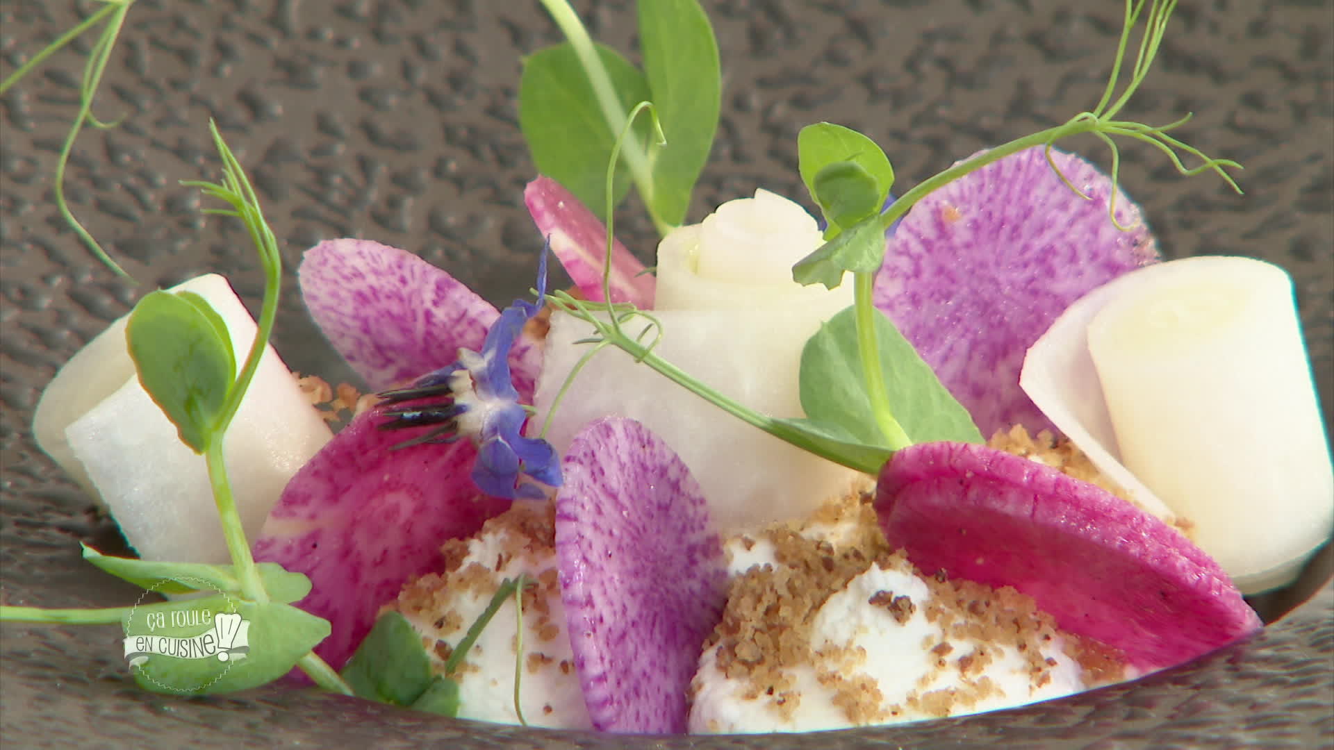 Crémeux de chèvre frais de la Biquetterie fumé au foin et pickles de légumes