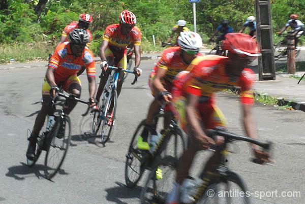 les coureurs de l'ABSM ont occupé la première place du peloton tout au long de la course 2015 @Antilles Sport