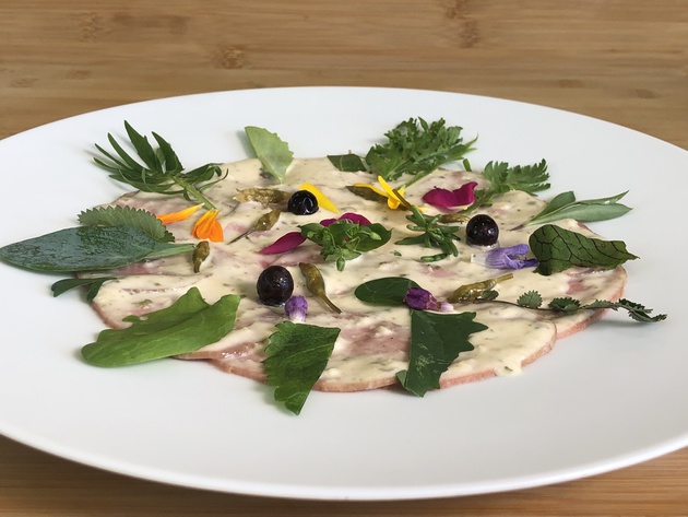 vitello tonnato aux herbes et fleurs sauvages et du jardin - crédit ftv