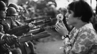 La jeune fille à la fleur, manifestation contre la guerre du Vietnam, Washington D.C., EtatsUnis, 1967 © Marc Riboud  Fonds Marc Riboud au MNAAG.jpg