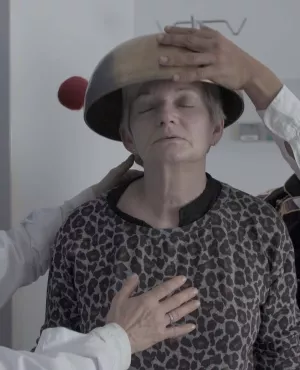 le shaman et la médecin - crédit Nola Films Ladybirds Films le shaman et la médecin - crédit Nola Films Ladybirds Films