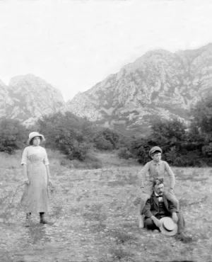 Jean Moulin sur les épaules de son père en 1912 dans les Alpilles Jean Moulin sur les épaules de son père en 1912 dans les Alpilles © Droits réservés Famille Jean Moulin